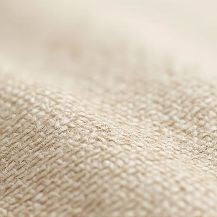 Primo piano della texture di una carta da parati in lino naturale, che evoca morbidezza e autenticità.